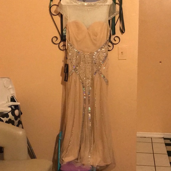 A stunning nude dress excellent for promOr a gala - Picture 2 of 3